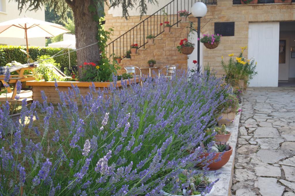 Le Balcon Des Jasses Bed & Breakfast Espere Exterior photo